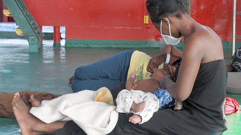 Eine Frau sitzt mit ihren Kindern an Deck des Seenotrettungsschiffs „Sea-Eye 4“. Foto: Lazaros Planas/sea eye/dpa