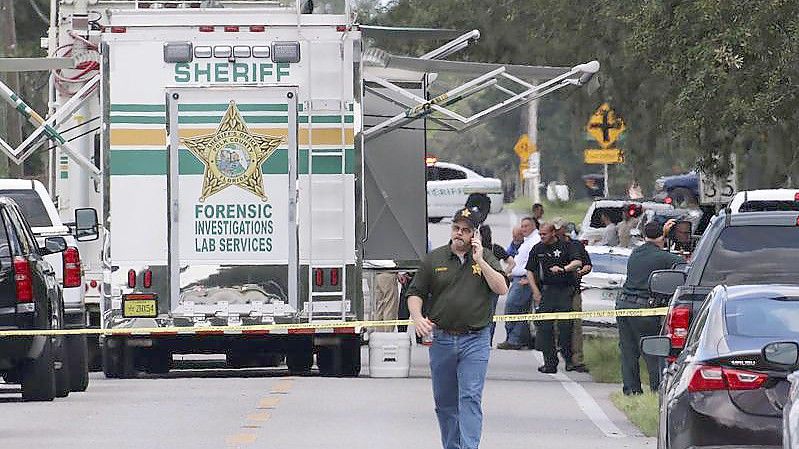 Kriminalbeamte im US-Bundesstaat Florida untersuchen nach einer Schießerei mit mehreren Toten den Tatort. Foto: Michael Wilson/The Lakeland Ledger via AP/dpa