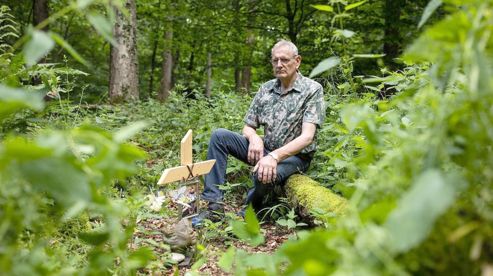 Barend-Johannes Thijsen im Klosterwald bei Loccum, wo er die Leiche seiner 23-jährigen Tochter fand. Die junge Frau wurde im September 2015 vergewaltigt und getötet. Foto: Michael Gründel