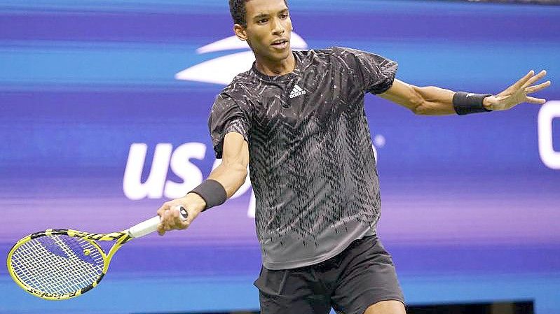 Felix Auger-Aliassime profitierte von der verletzungsbedingten Aufgabe seines Gegners Carlos Alcaraz. Foto: Frank Franklin II/AP/dpa