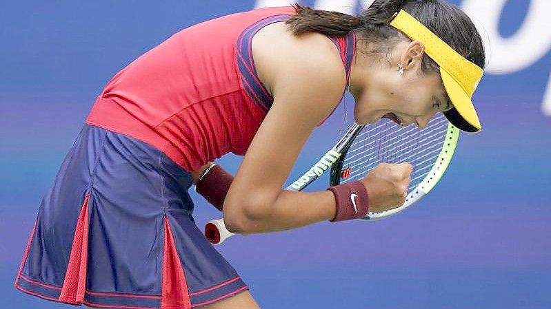 Emma Raducanu hat bei den US Open das Halbfinale erreicht. Foto: Seth Wenig/AP/dpa