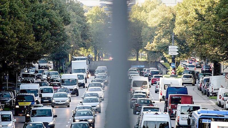 Zähfließender Verkehr in München am Mittleren Ring. (Archivbild). Foto: Matthias Balk/dpa