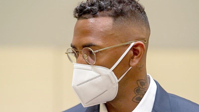 Der Fußball-Profi und ehemalige Nationalspieler Jérôme Boateng im Gerichtssaal. Foto: Peter Kneffel/dpa