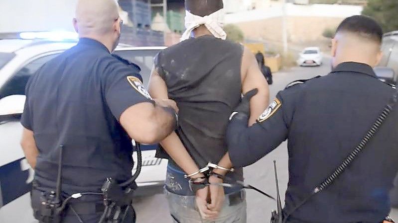 Die israelische Polizei nach eigenen Angaben vier von sechs Palästinensern gefasst, die Anfang der Woche aus einem Hochsicherheitsgefängnis ausgebrochen waren. Foto: Uncredited/Israel Police via AP/dpa