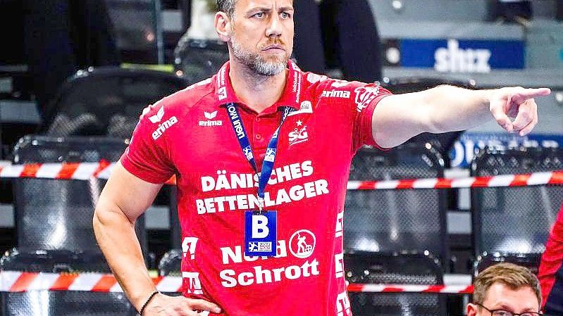 Trainer Maik Machulla und seine Flensburger kamen gegen Erlangen nicht über ein Remis hinaus. Foto: Axel Heimken/dpa