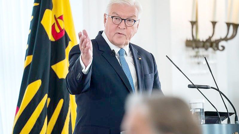 Bundespräsident Frank-Walter Steinmeier bei der Vorstellung des Forschungsprojekts "Das Bundespräsidialamt und die Auseinandersetzung mit dem Nationalsozialismus 1949–1994". Foto: Bernd von Jutrczenka/dpa