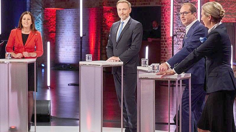 Janine Wissler (l-r), Christian Lindner, Alexander Dobrindt und Alice Weidel kurz vor Beginn der Live-Sendung. Foto: Annette Riedl/dpa