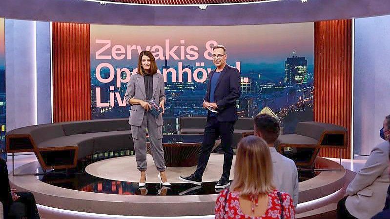 Die Moderatoren Linda Zervakis (l) und Matthias Opdenhövel im Studio der ersten Sendung von "Zervakis & Opdenhövel. Live.". Foto: Bene Mueller/ProSieben/dpa