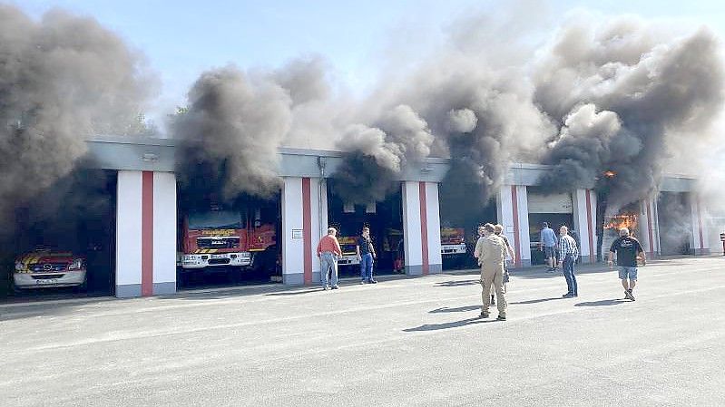 Das Feuer im holsteinischen Oldenburg hat mehrere Einsatzfahrzeuge beschädigt. Foto: Jonas Walzberg/dpa