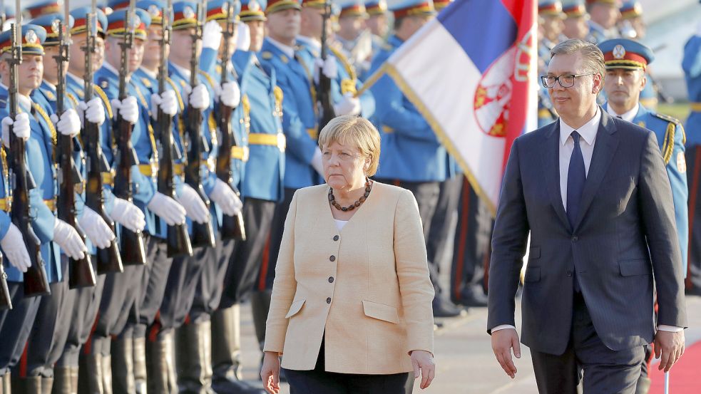 Aller militärischen Ehren wert: Bundeskanzlerin Angela Merkel bei ihrem Besuch in der serbischen Hauptstadt Belgrad mit Staatspräsident Aleksandar Vucic. Foto: Predrag Milosavljevic/imago imgages