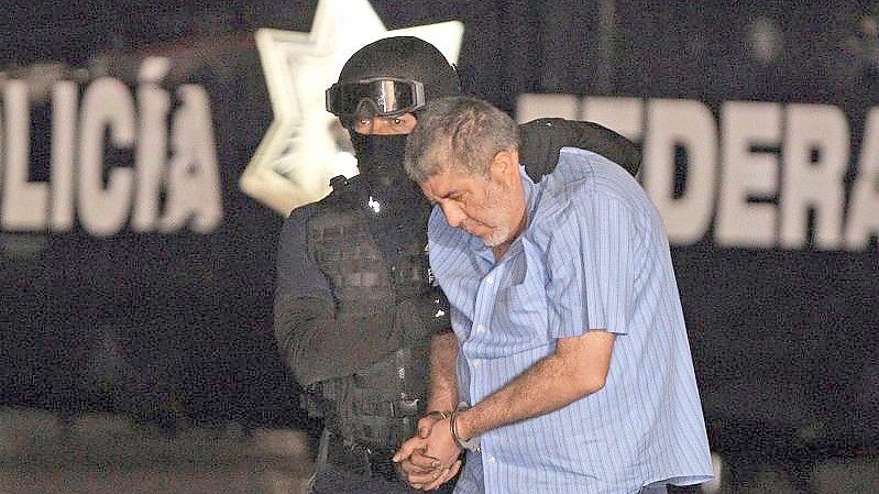 Vicente Carrillo Fuentes alias „El Viceroy“ wird von einem Polizisten abgeführt (2014). Foto: Mario Guzman/EFE/dpa