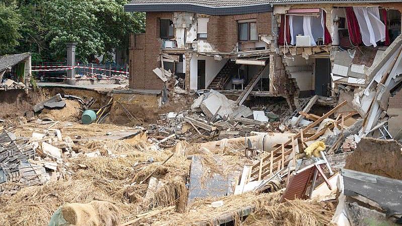 Häuser sind in Folge der Unterspülung durch das Hochwasser eingestürzt oder einsturzgefährdet - die Abläufe der Fluthilfe werden nun überprüft. Foto: Jonas Güttler/dpa/Archivbild