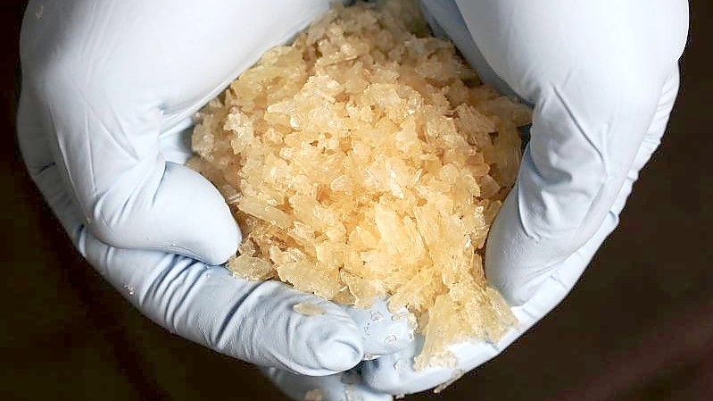 Crystal Meth hat ein hohes Abhängigkeitspotenzial und ist relativ billig (Symbolbild). Foto: Fredrik von Erichsen/dpa/Symbolbild