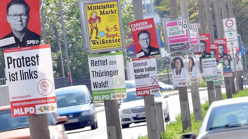 Wahlplakate hängen an Straßenlaternen in der Landeshauptstadt Erfurt in Thüringen. Foto: Martin Schutt/dpa