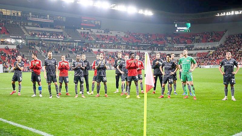 Nach dem Spiel in Prag werden die Spieler von Union Berlin trotz der Niederlage von den Fans im Gästeblock wie Sieger gefeiert. Foto: Robert Michael/dpa-Zentralbild/dpa