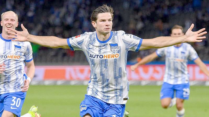 Jurgen Ekkelenkamp (M) feiert seinen Treffer für Hertha. Foto: Soeren Stache/dpa-Zentralbild/dpa