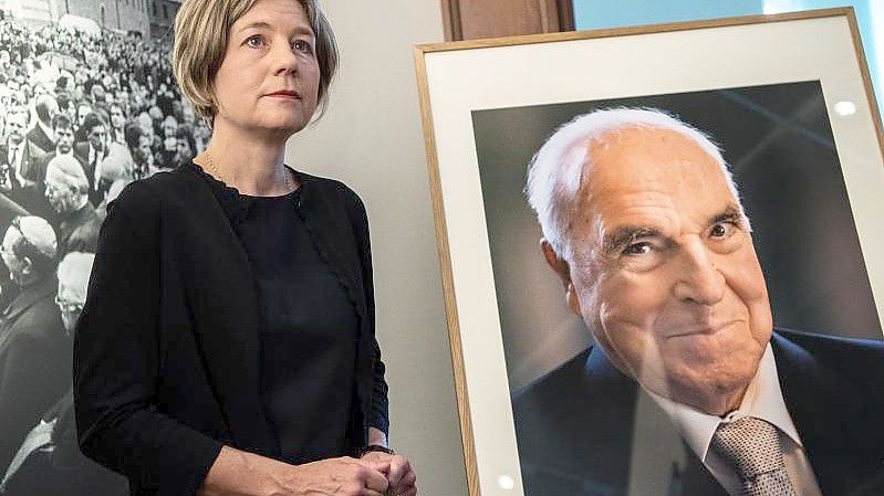 Maike Kohl-Richter, Witwe von Alt-Bundeskanzler Helmut Kohl, steht neben einem Porträt ihres Mannes. Foto: Andreas Arnold/dpa