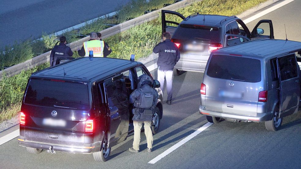 Auf der A9 in Bayern gibt es wegen einer mutmaßlichen Geiselnahme in einem Reisebus einen SEK-Einsatz. (Symbolbild) Foto: Ralph Goppelt/Vifogra/dpa