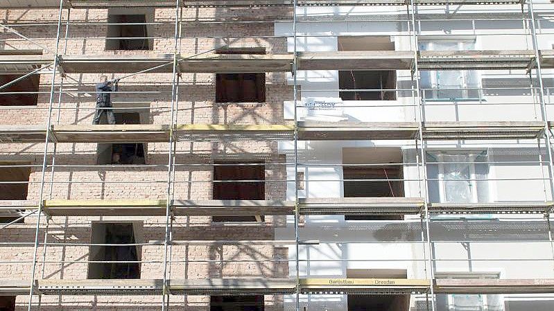 An einem Altbau wird während der Renovierung eine Wärmedämmung an die Fassade angebracht. Foto: Arno Burgi/dpa-Zentralbild/dpa