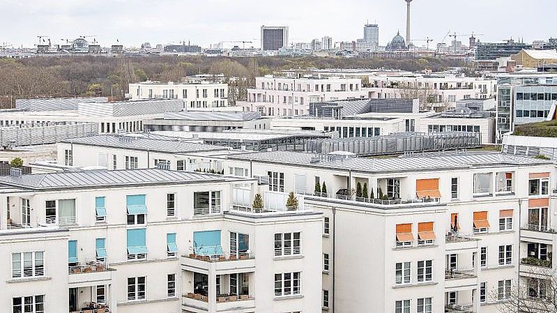 Wohnungen vor dem Berliner Fernsehturm. (Archivbild). Foto: Fabian Sommer/dpa