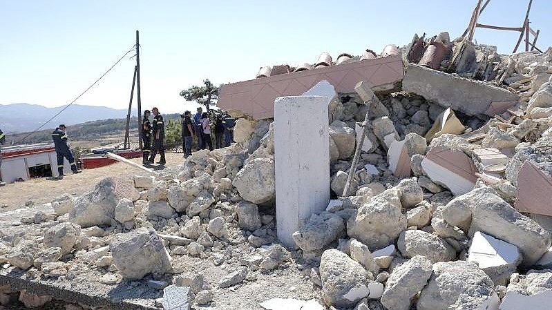 Nach dem Beben am Montag mussten Tausende Menschen auf Kreta die Nacht zum Dienstag in Zelten oder in ihren Autos verbringen, weil zahlreiche Häuser schwer beschädigt wurden. Foto: Harry Nakos/AP/dpa