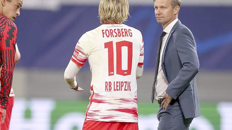 Leipzigs Trainer Jesse Marsch (r) war negativ überrascht vom Einbruch seiner Mannschaft. Foto: Jan Woitas/dpa-Zentralbild/dpa