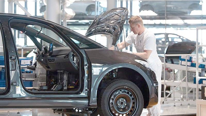 Ein Mitarbeiter von Volkswagen in der Gläsernen Manufaktur in Dresden. Foto: Sebastian Kahnert/dpa-Zentralbild/dpa