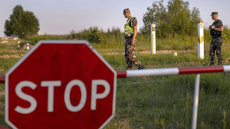 An der Grenze zwischen Litauen und Belarus soll bald ein Stacheldrahtzaun stehen. Foto: Mindaugas Kulbis/AP/dpa