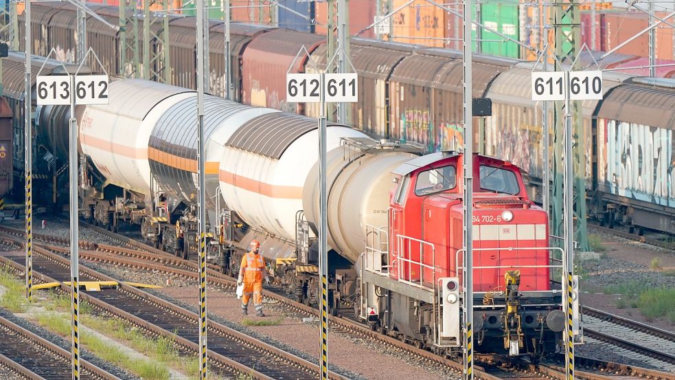 Um deutlich mehr Güter auf die Bahn zu bekommen, sind Milliardeninvestitionen nötig. Foto: Peter Endig/dpa-Zentralbild/dpa