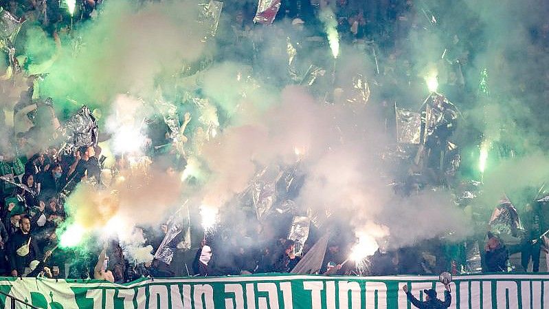 Fans von Maccabi Haifa zünden Bengalisches Feuer im Olympiastadium Berlin. Foto: Andreas Gora/dpa