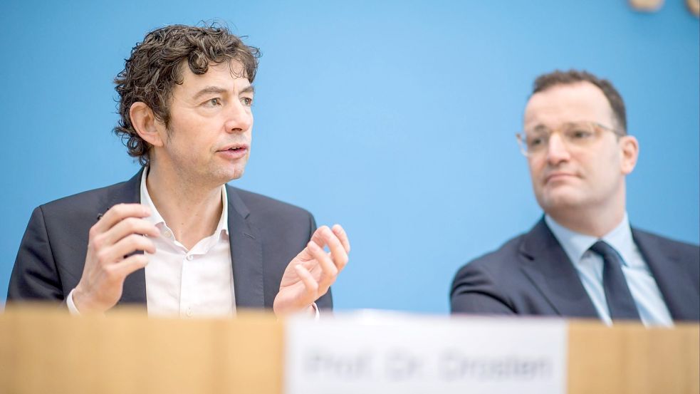 Wer hört hier wem zu? Virologie Christian Drosten und Gesundheitsminister Jens Spahn (CDU) bei einer Pressekonferenz. Foto: Imago/Christian Ditsch