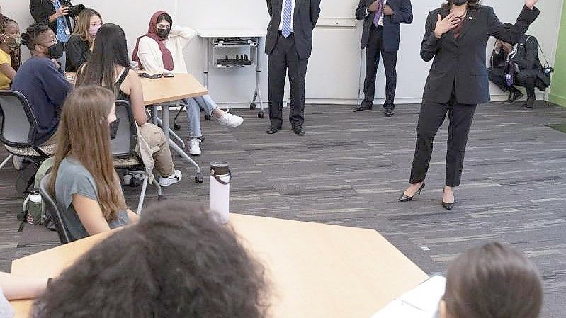 Kamala Harris (r) bei ihrem Besuch an der George Mason University im Bundesstaat Virginia. Die US-Vizepräsidentin ist wegen ihrer Reaktion auf die Äußerungen einer Studentin zu Israel unter Druck geraten. Foto: Jacquelyn Martin/AP/dpa