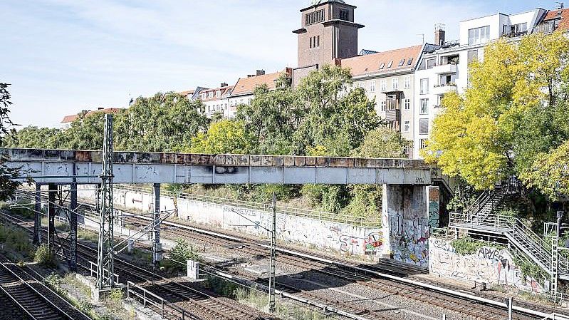 Die Brücke mit der beschädigten Stromleitung nahe der S-Bahn-Station Schönhauser Allee in Berlin. Foto: Fabian Sommer/dpa