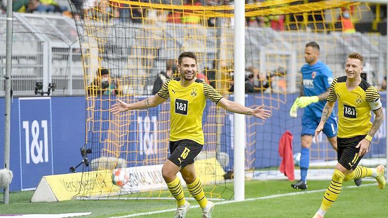 Dortmunds Rapahel Guerreiro (M) jubelt, nachdem er per Strafstoß die 1:0-Führung für seine Mannschaft besorgt hat. Foto: Bernd Thissen/dpa