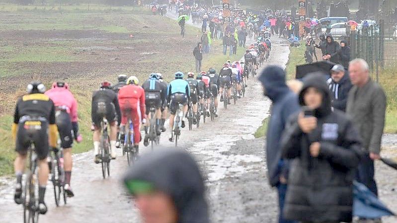 Durch den Regen aufgeweicht waren die Kopfsteinpflasterpassagen eine dreckige Angelegenheit für die Fahrer. Foto: David Stockman/BELGA/dpa