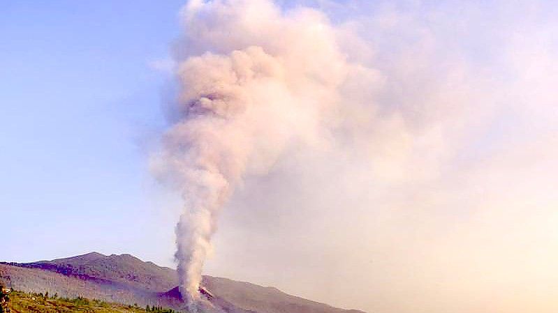 Der Vulkan auf der Kanareninsel La Palma. Die Lava hat bereist mehr als 1000 Gebäude zerstört, davon 880 Wohnhäuser. Foto: Daniel Roca/AP/dpa