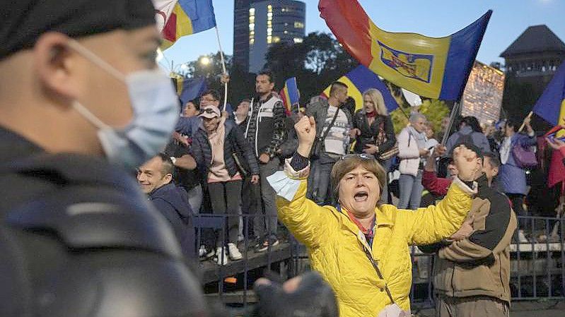 Tausende gingen auf die Straße und forderten den Rücktritt der Regierung. Foto: Vadim Ghirda/AP/dpa