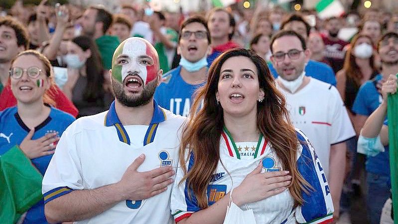 Die italienischen Fans hoffen auf einen weiteren Erfolg ihrer Fußball-Nationalmannschaft. Foto: Alessandra Tarantino/AP/dpa