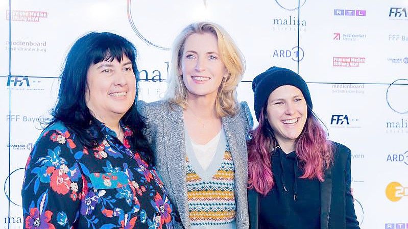 Die Medienwissenschaftlerin Elizabeth Prommer (l-r), Maria Furtwängler und ihre Tochter Elisabeth Furtwängler bei der Präsentation der Fortschrittsstudie „Sichtbarkeit und Vielfalt: Fortschrittsstudie zur audiovisuellen Diversität“ in Berlin. Foto: Christoph Soeder/dpa