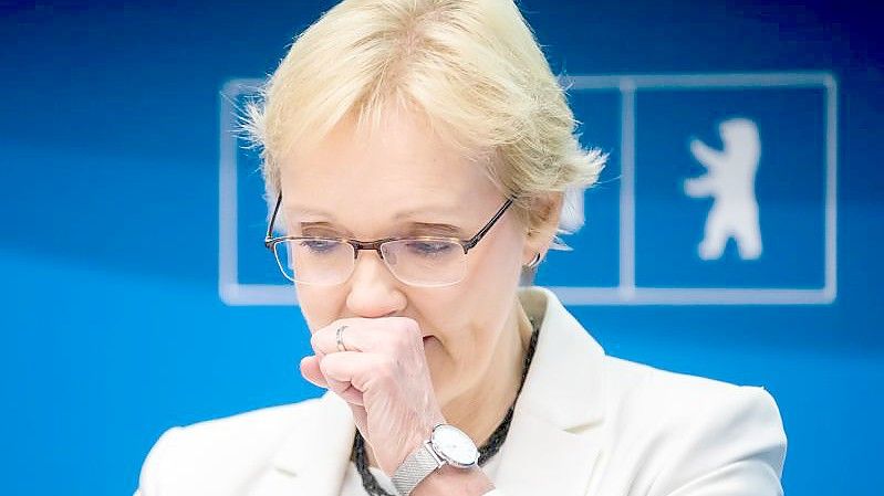 Petra Michaelis, Berliner Landeswahlleiterin, spricht bei einer Pressekonferenz anlässlich der Wahl zum Berliner Abgeordnetenhaus am Vortag. Foto: Christoph Soeder/dpa