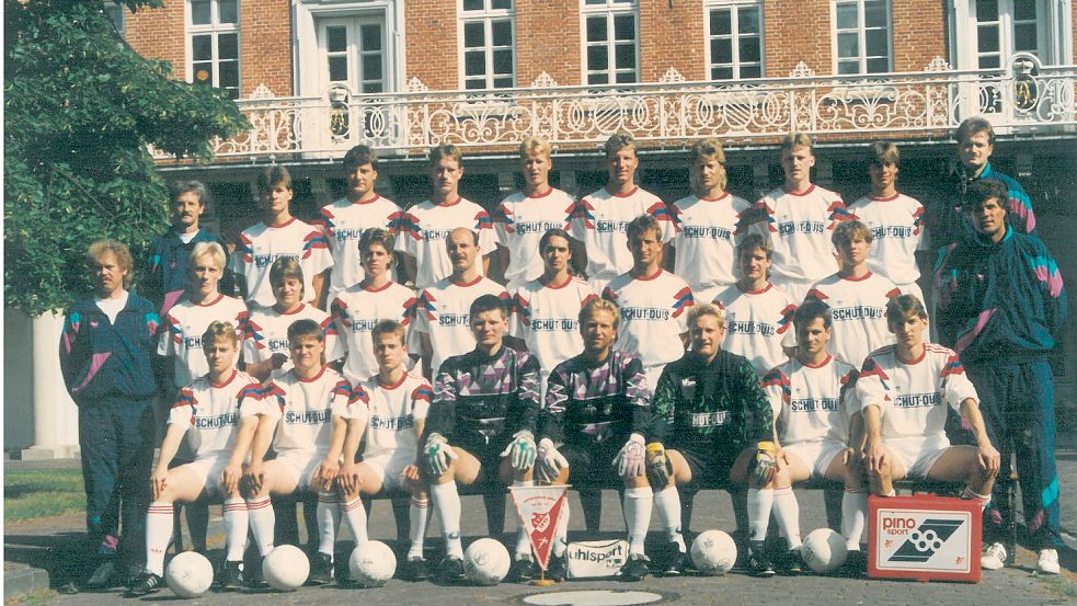 Die Auricher Oberliga-Mannschaft der Saison 1993/94 mit Steffen Baumgart (hinten, Zweiter von links). Foto: SpVg Aurich