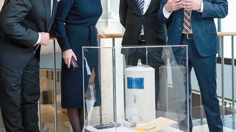 Bundespräsident Frank-Walter Steinmeier (l) und seine Frau Elke Büdenbender (2.v.l.) beim Festakt zum 60-jährigen Jubiläum des Anwerbeabkommens zwischen Deutschland und der Türkei im Haus der Kulturen der Welt. Foto: Bernd von Jutrczenka/dpa