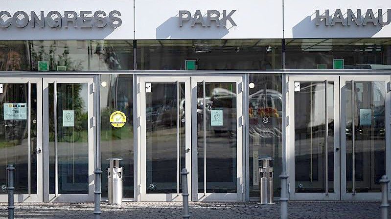 Eingänge zum Congress Park Hanau. Wegen des Vorwurfs der Beleidigung in drei Fällen muss sich am 06. Oktober der Vater des Hanauer Attentäters vor dem Amtsgericht Hanau verantworten. Foto: Sebastian Gollnow/dpa