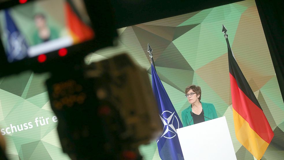 Bilanz und Würdigung: Bundesverteidigungsministerin Annegret Kramp-Karrenbauer (CDU) gab den Startschuss zur Aufarbeitung des 20-jährigen Einsatzes der Bundeswehr in Afghanistan. Der Zeitpunkt ist umstritten. Foto: Wolfgang Kumm/dpa