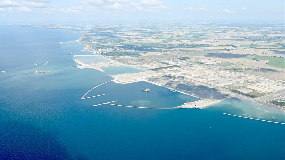 Während in Luxemburg noch verhandelt wurde, wird in Rødbyhavn schon gebaut: Der Arbeitshafen auf der dänischen Insel Lolland. Foto: Markus Scholz