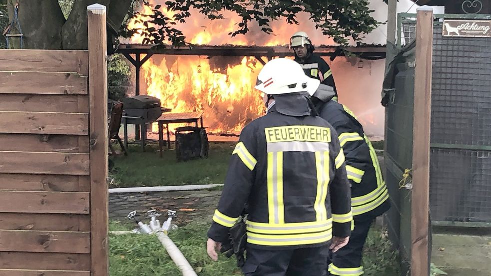 Als die Feuerwehren am Einsatzort eintrafen, brannte der Schuppen bereits lichterloh. Foto: Ammermann