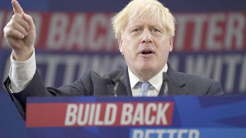 Boris Johnson, Premierminister von Großbritannien, gestikuliert während seiner Grundsatzrede auf dem Parteitag der Konservativen. Foto: Jon Super/AP/dpa