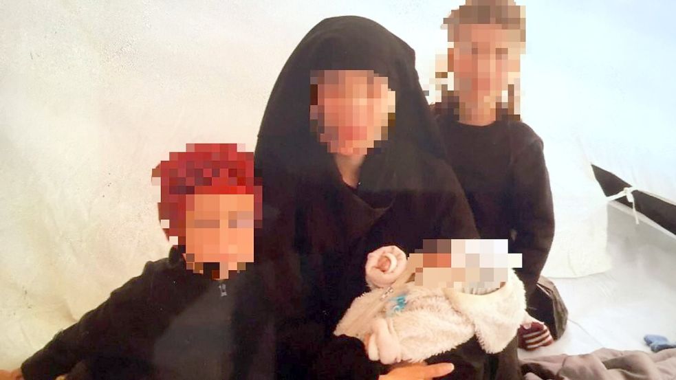 Dieses Familienfoto aus einem Lager in Syrien schickte die Osnabrückerin ihrer Mutter. Nun ist die Familie offenbar zurück in Deutschland. Foto: Screenshot Fisser