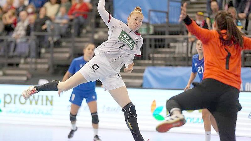 Meike Schmelzer wirft auf das griechische Tor. Foto: Thomas Frey/dpa