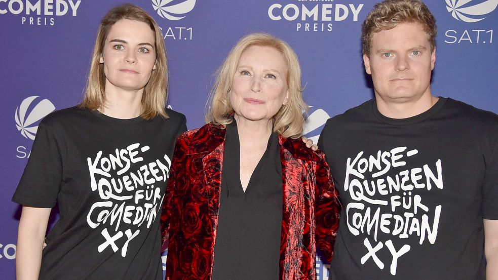 Hazel Brugger, Maren Kroymann und Thomas Spitzer beim Deutschen Comedypreis 2021. Foto: imago images/Horst Galuschka